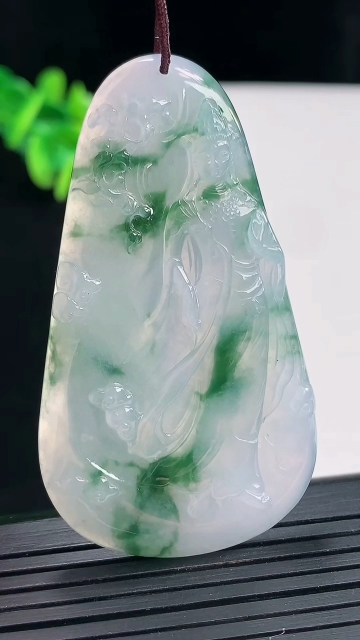天然A货翡翠冰种飘花观音菩萨吊坠，尺寸59.5-34-5重量:19.74g
4月27日