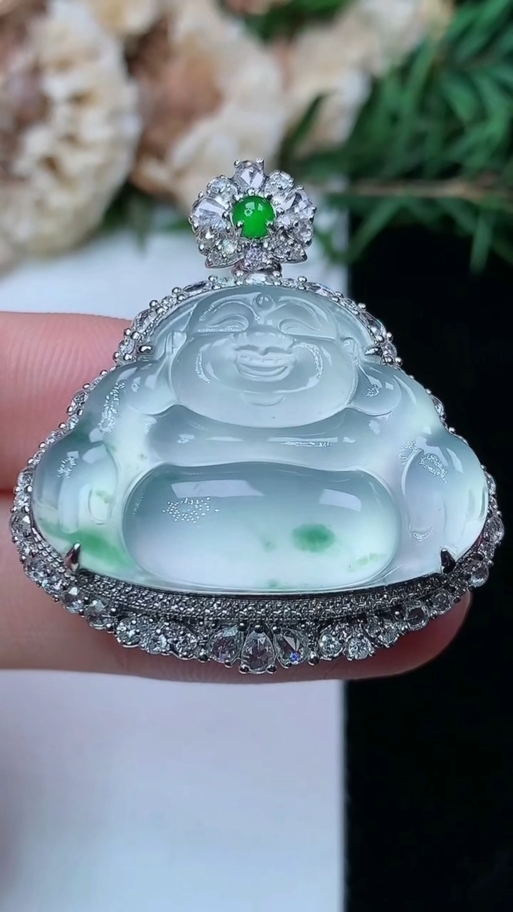 天然A货翡翠飘花佛公吊坠，尺寸35.2-31.7-11.5，裸石19.8-28，重量:11.34g
