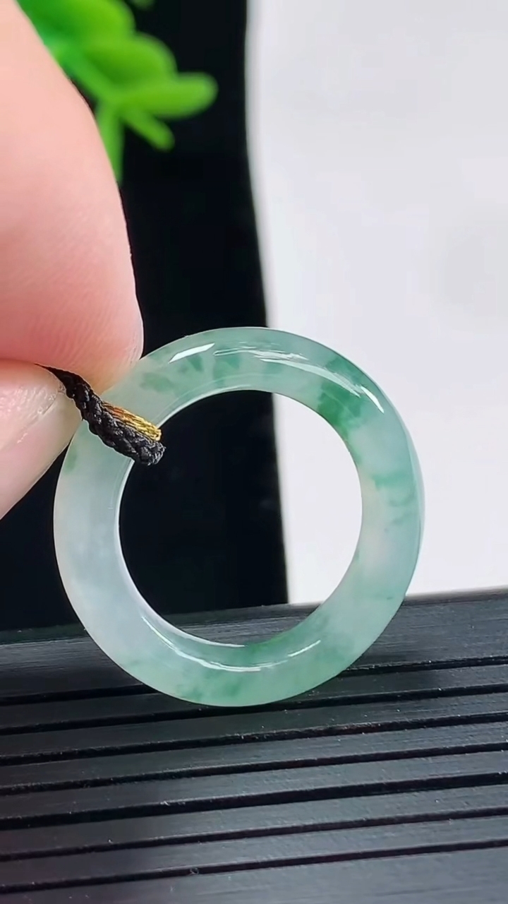 天然A货翡翠飘花玉指环 戒指，尺寸16.8-5.5-4重量:4.09g2026年4月27日
工厂直销收藏佳品,种好水足，色泽均匀，有种有色，上手高大气！