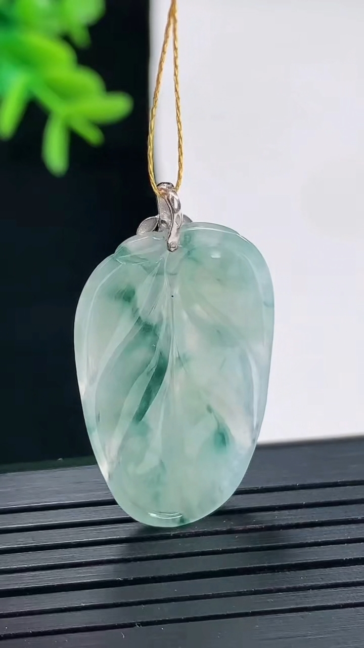 天然A货翡翠种飘花金枝玉叶 叶子吊坠，尺寸31-19.5-3.2重量:3.72g
4月27日