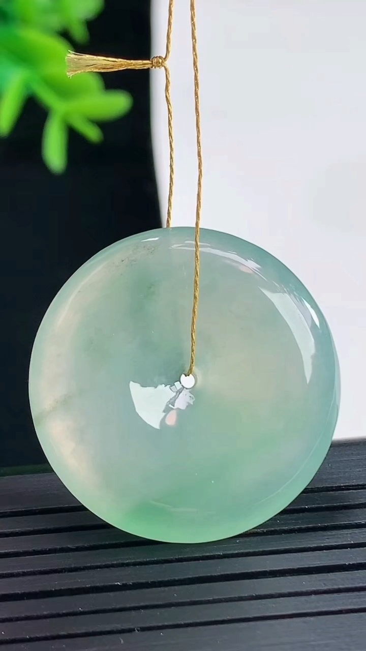 天然A货翡翠平安扣吊坠，尺寸30-5.2重量:10.19g
4月27日