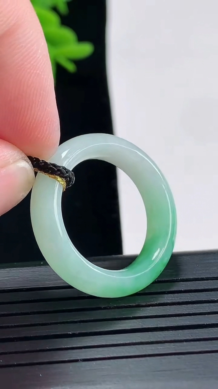 天然A货翡翠玉指环 戒指，尺寸18.6-6-4重量:4.93g2026年4月27日
工厂直销收藏佳品,种好水足，色泽均匀，有种有色，上手高大气！