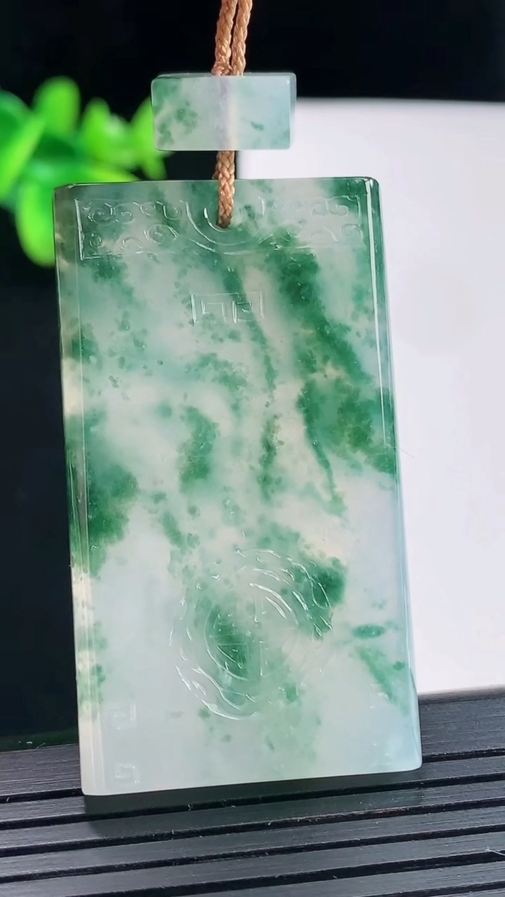 天然A货翡翠种飘花仿古无事牌吊坠，尺寸50-28-5.5重量:26.95g
4月27日