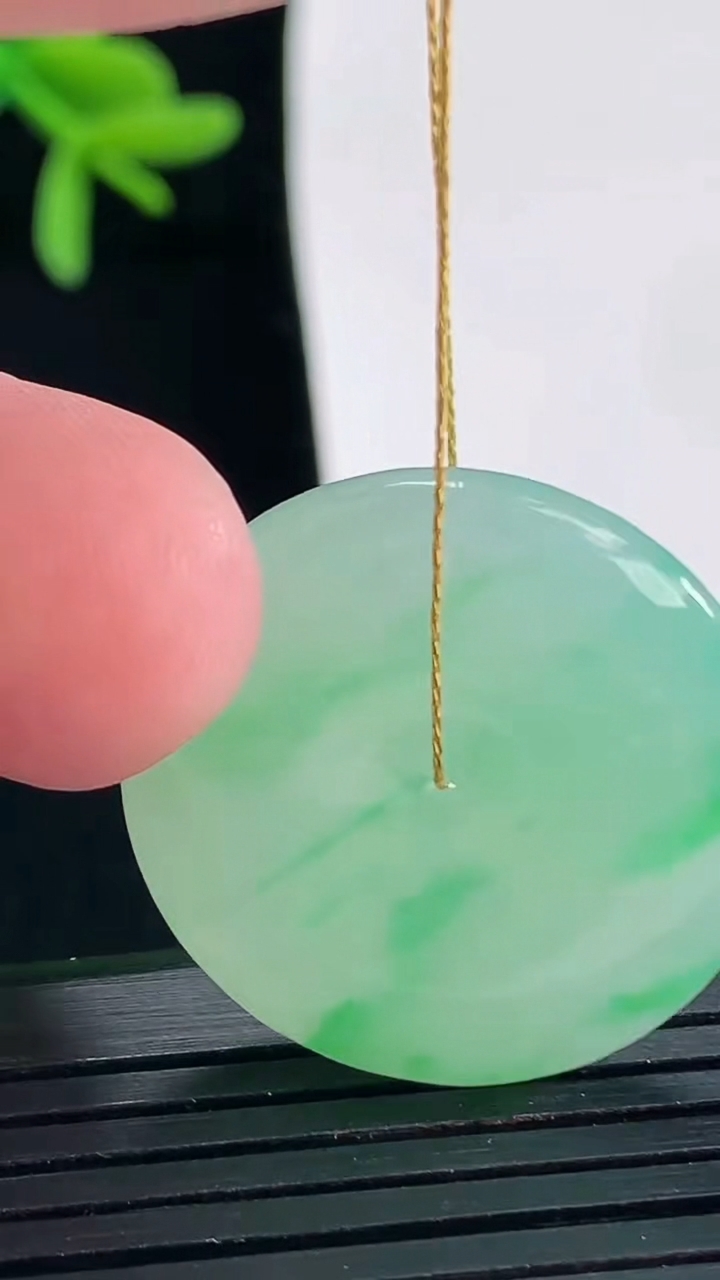 天然A货翡翠平安扣吊坠，尺寸26.5-6.5重量:10.21g
4月27日