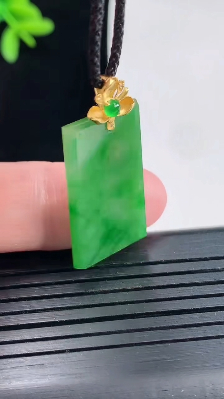 天然A货翡翠无事牌吊坠，尺寸23.6-15-2.2重量:2.72g
4月27日