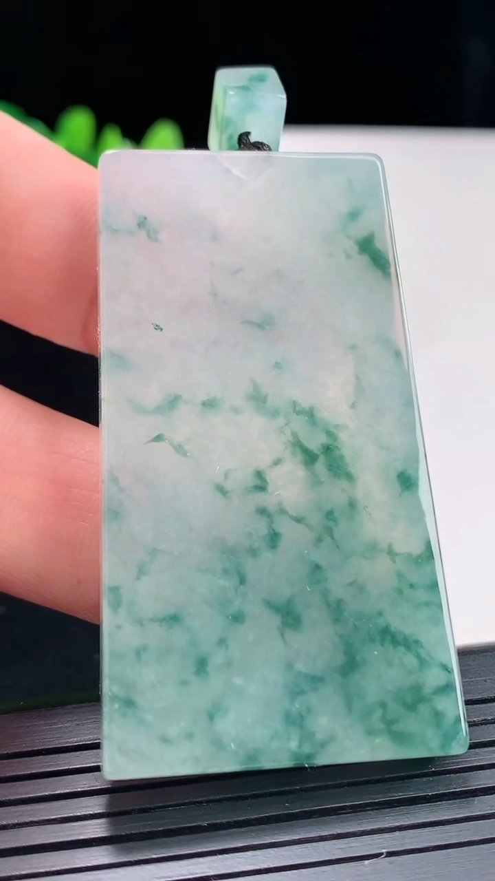 天然A货翡翠飘花无事牌吊坠，尺寸58-31.6-5.6重量:34.73g
4月27日