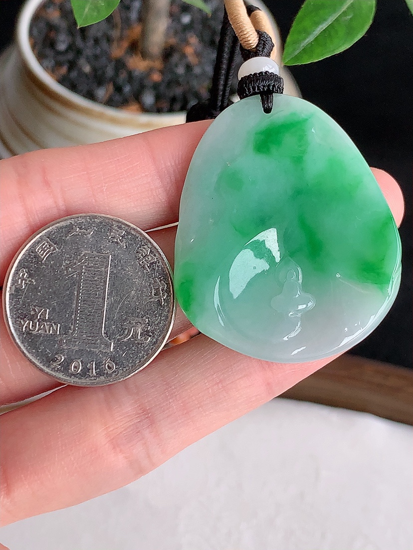 天然A货翡翠飘绿悟道吊坠 
尺寸39.5-32.4-5.2mm 重量15.96g 0426