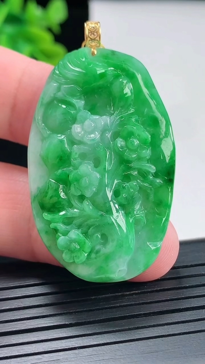 天然A货翡翠喜上眉梢吊坠，尺寸43-27-7重量:14.94g
4月27日