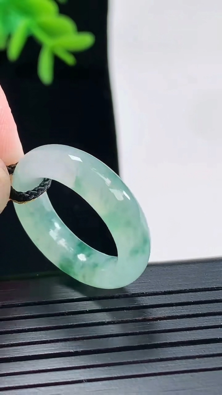 天然A货翡翠飘花玉指环 戒指，尺寸16.8-5.5-4重量:4.09g2026年4月27日
工厂直销收藏佳品,种好水足，色泽均匀，有种有色，上手高大气！