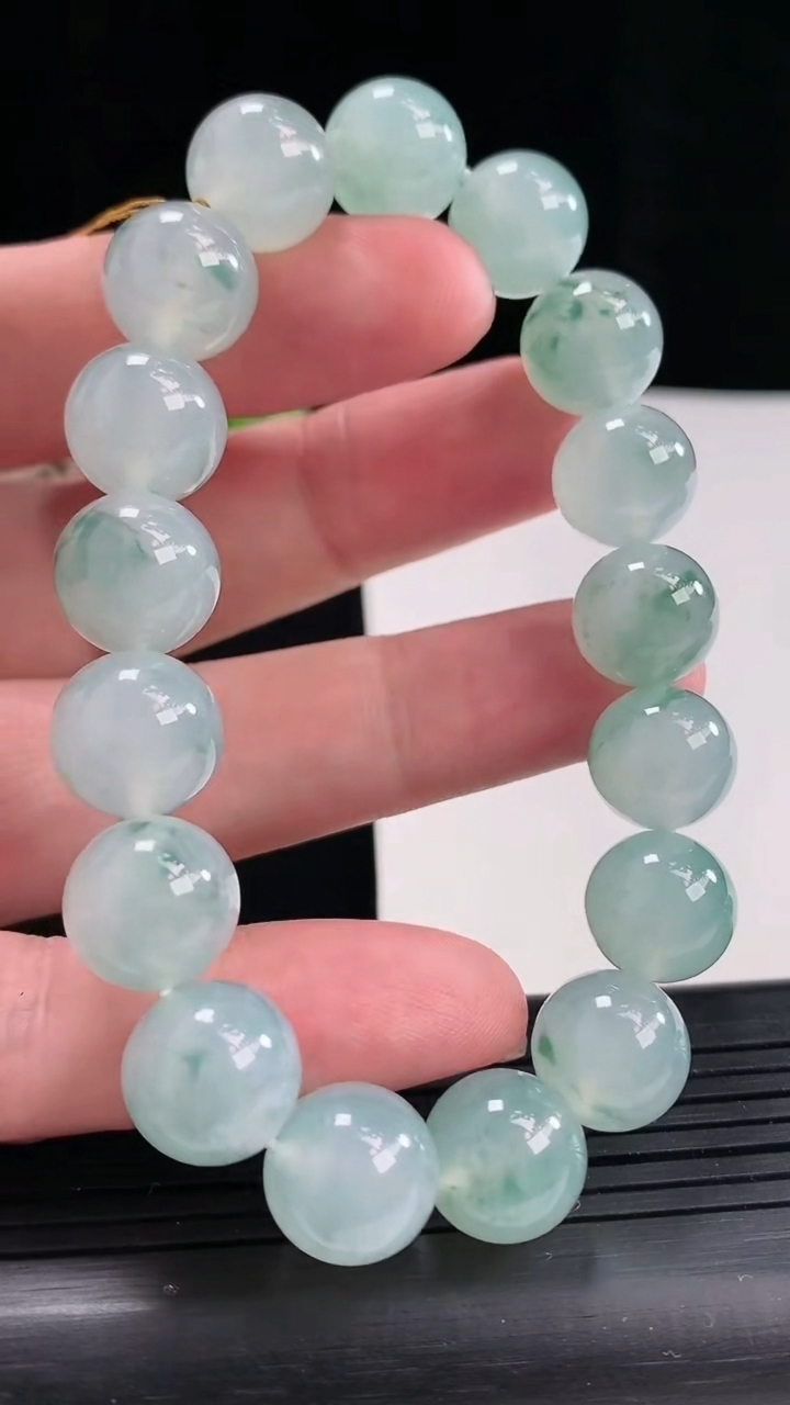天然A货翡翠种飘花圆珠手串，尺寸12-17颗重量:50.47g4月27日
工厂直销收藏佳品,种好水足，色泽均匀，有种有色，上手高大气！