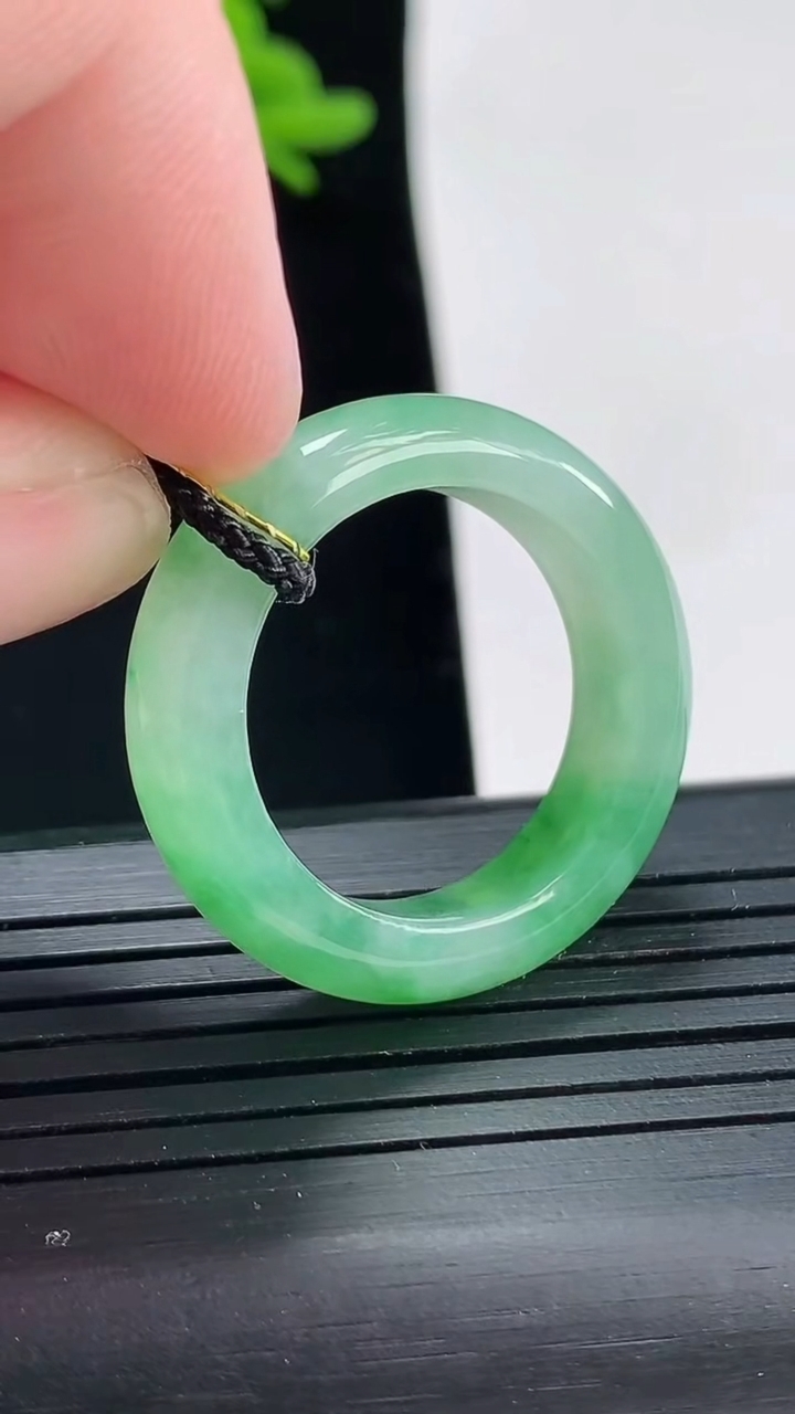 天然A货翡翠玉指环 戒指，尺寸19.6-7-4.2重量:6.37g2026年4月27日
工厂直销收藏佳品,种好水足，色泽均匀，有种有色，上手高大气！