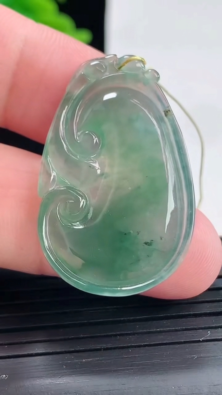 天然A货翡翠冰种飘花如意吊坠，尺寸36-22-4.5重量:5.79g
4月27日