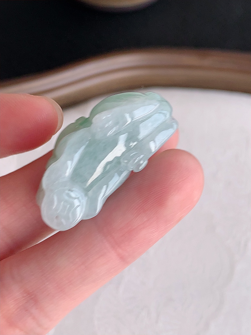 天然A货翡翠飘绿招财貔貅吊坠 
尺寸31-13.2-14mm 重量13.00g 0426