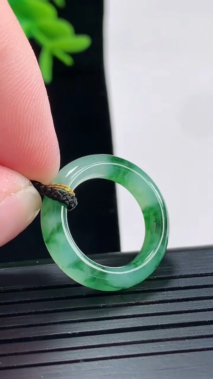 天然A货翡翠飘花玉指环 戒指，尺寸15-5.2-3.5重量:3.25g2026年4月27日
工厂直销收藏佳品,种好水足，色泽均匀，有种有色，上手高大气！