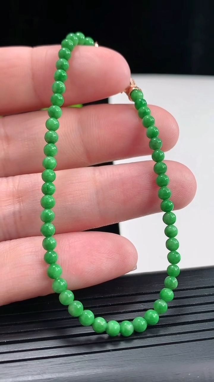 天然A货翡翠圆珠手串，尺寸3.5-50颗重量:4.40g4月27日
工厂直销收藏佳品,种好水足，色泽均匀，有种有色，上手高大气！