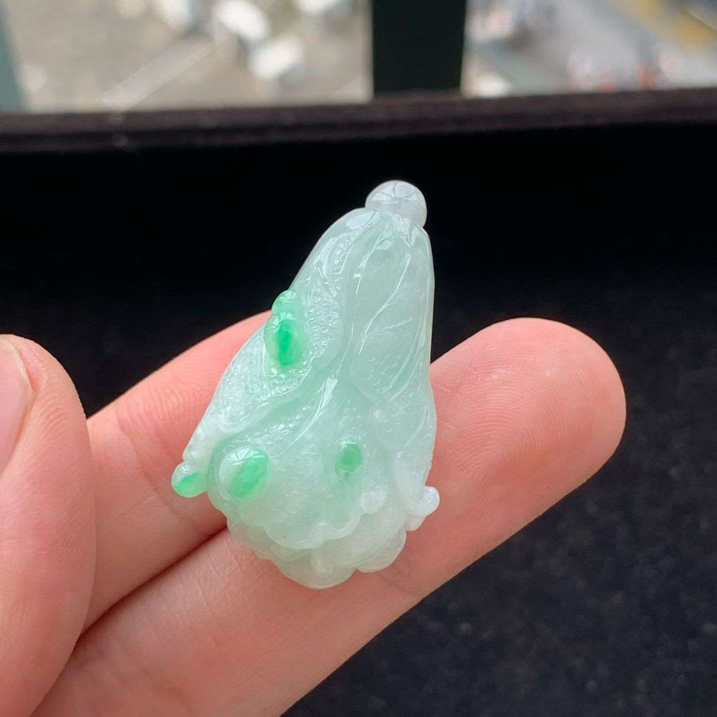 A货天然翡翠冰糯种飘绿白菜吊坠重量14.29g
4月27日