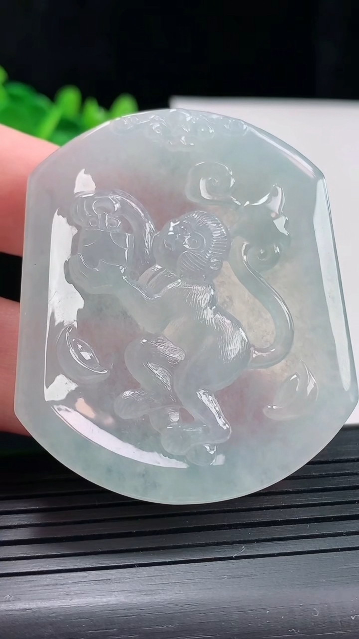 天然A货翡翠生肖猴吊坠，尺寸55-46.6-4.6重量:30.40g
4月27日