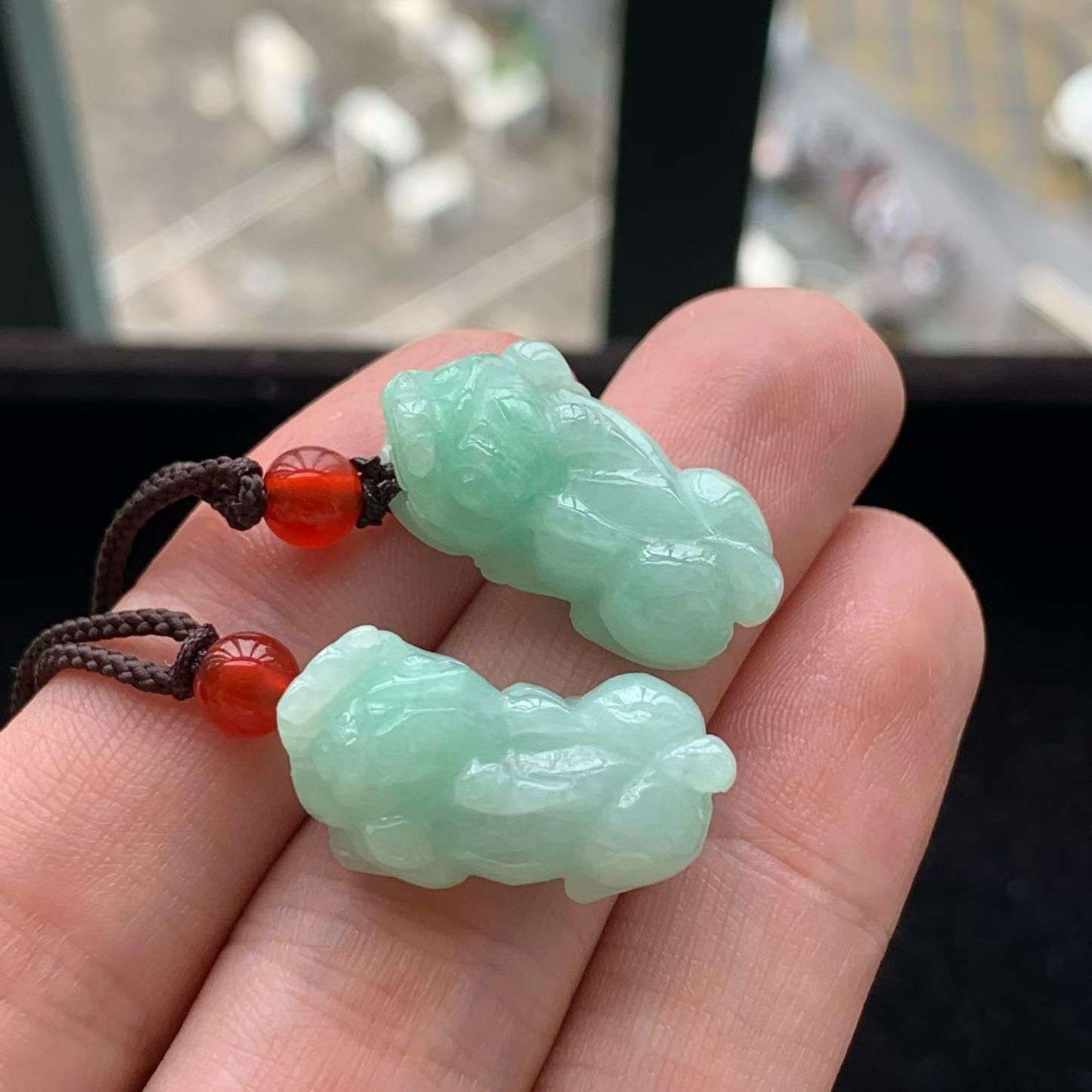 A货天然翡翠冰糯种满绿貔貅一对吊坠重量4.81g
4月27日