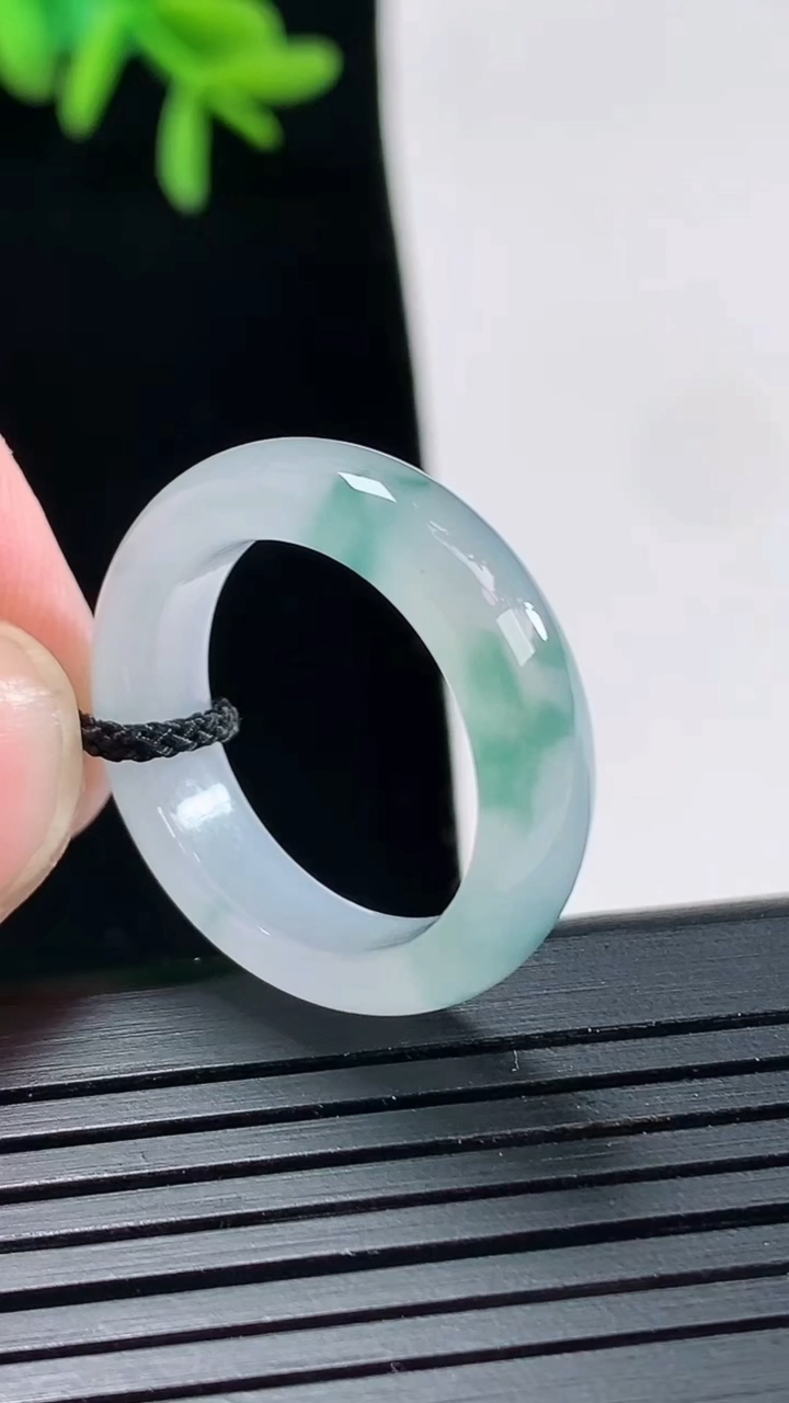 天然A货翡翠冰种飘花玉指环 戒指，尺寸18-5.8-3.5重量:4.18g2026年4月27日
工厂