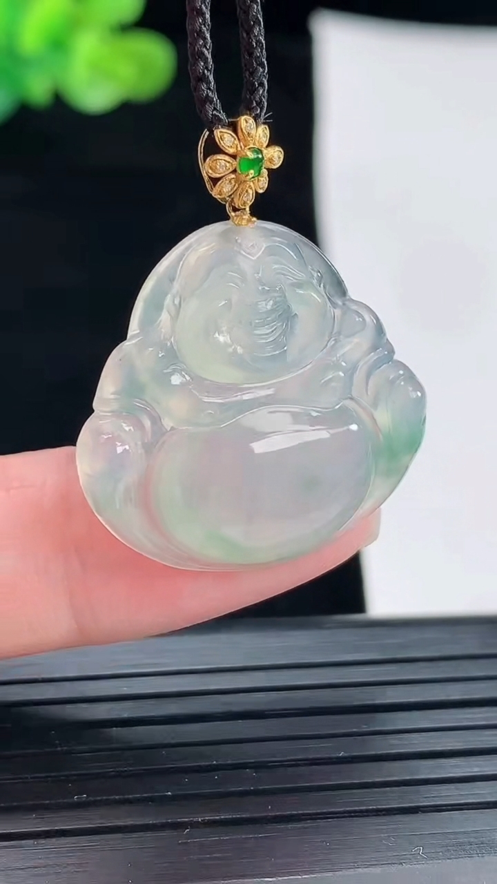 天然A货翡翠种飘花佛公吊坠，尺寸25-26.5-5重量:4.98g
4月28日