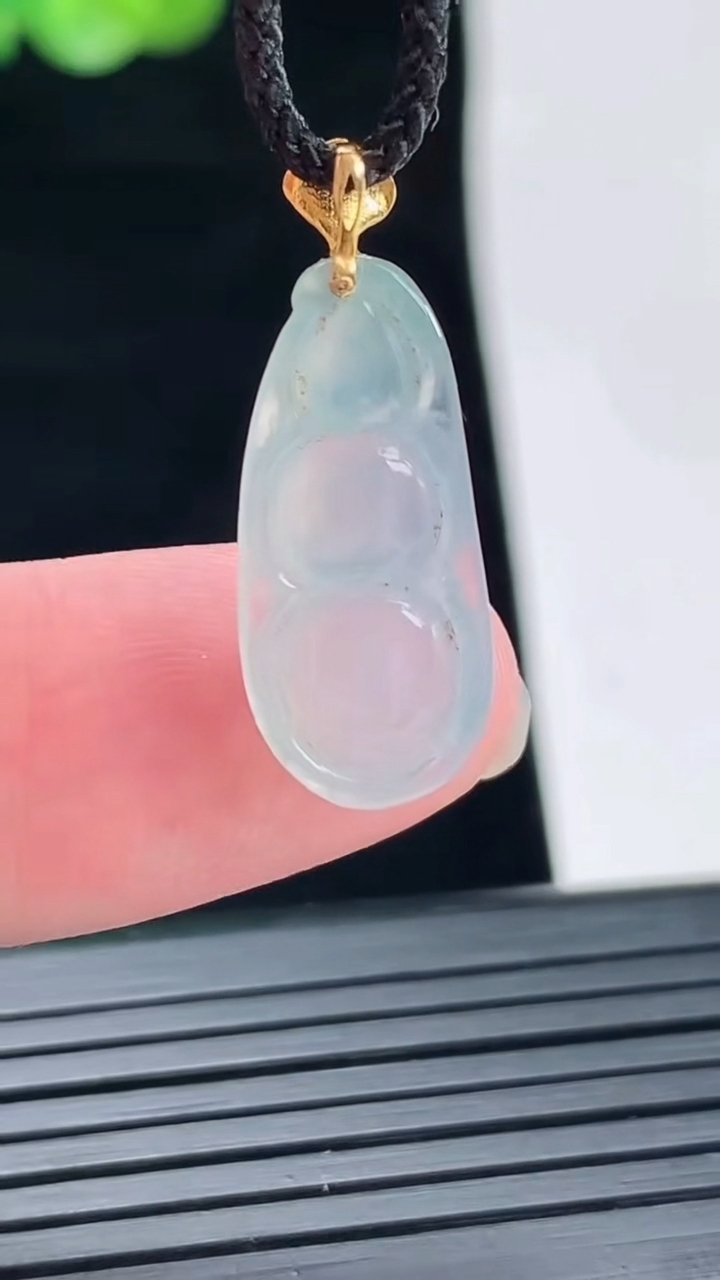 天然A货翡翠种飘花福豆吊坠，尺寸19-9-4.2重量:1.32g
4月28日