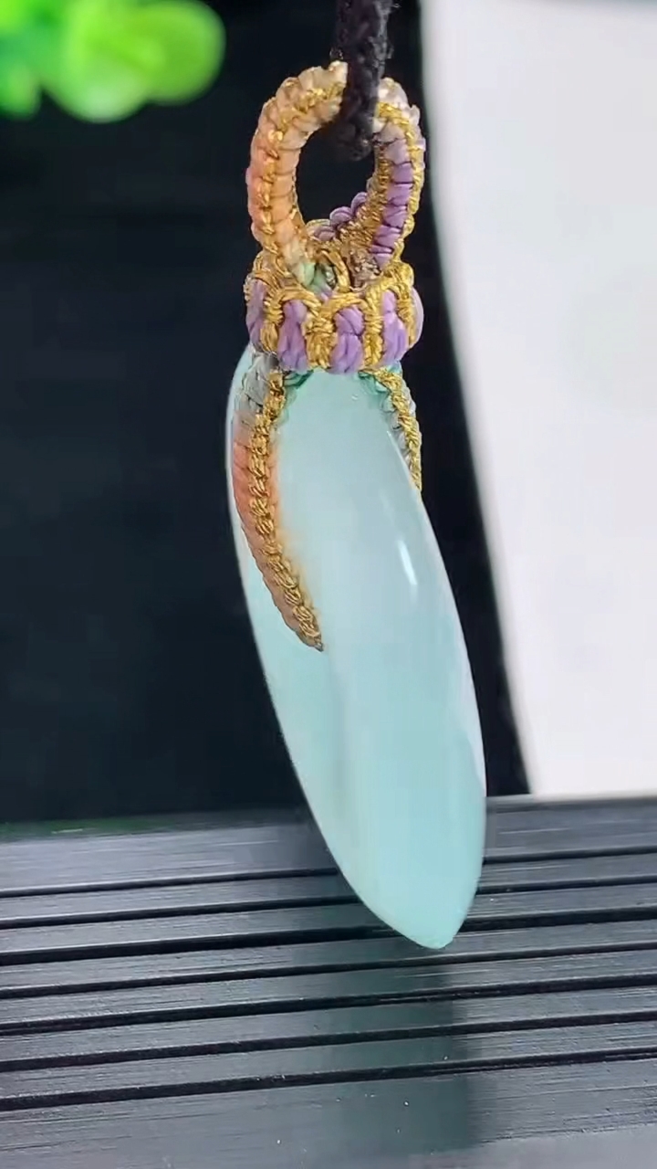 天然A货翡翠种飘花平安扣吊坠，尺寸33-5.8重量:12.48g
4月28日