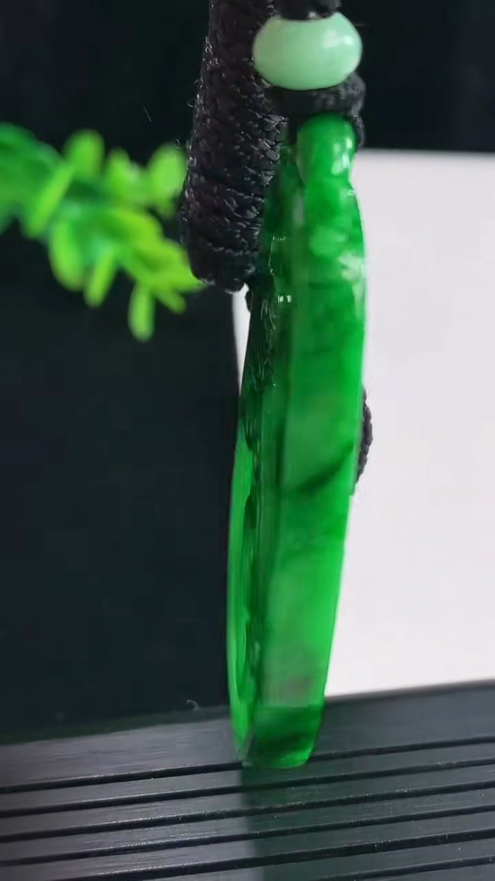 天然A货翡翠节节高升 竹节吊坠，尺寸56.6-33-5.5重量:23.81g
4月28日