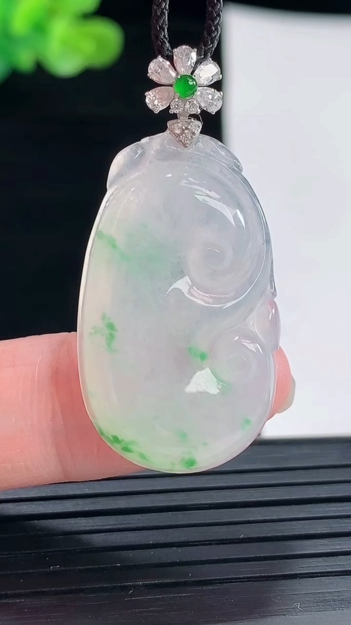 天然A货翡翠如意吊坠，尺寸31.6-19.6-4.5重量:5.42g
4月28日