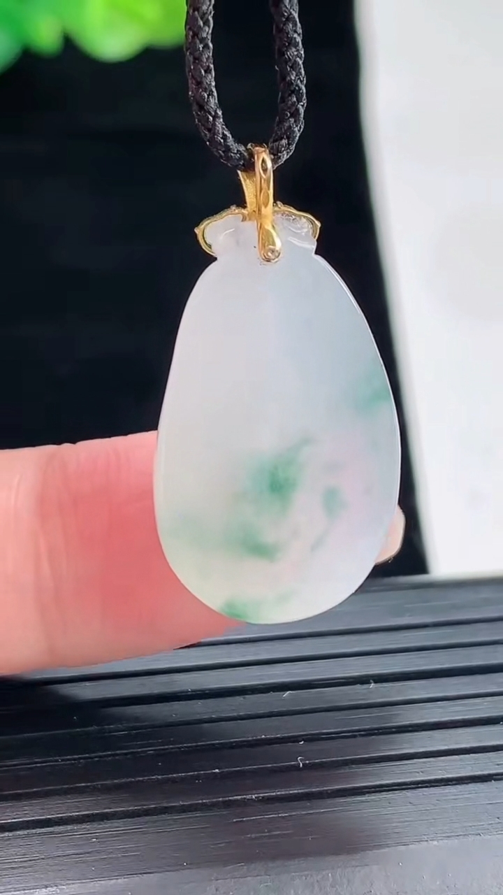 天然A货翡翠种飘花福瓜吊坠，尺寸24-15-9.2重量:5.83g
4月28日