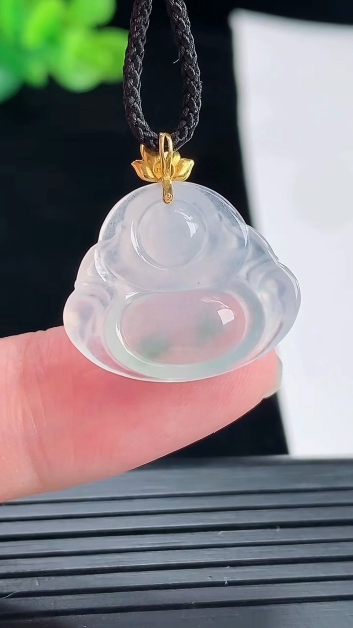 天然A货翡翠种飘花佛公吊坠，尺寸17.5-21-3.8重量:2.30g
4月28日