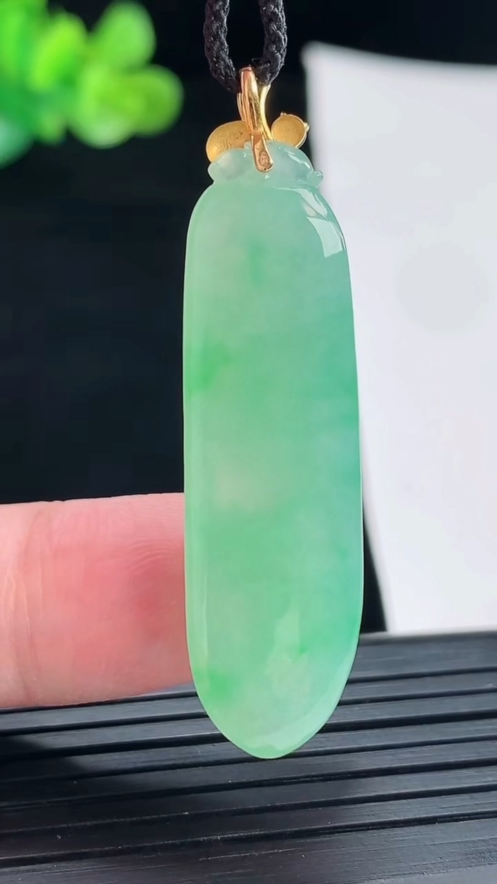 天然A货翡翠18k金满福瓜吊坠，尺寸37-12-6.8重量:7.44g
4月28日