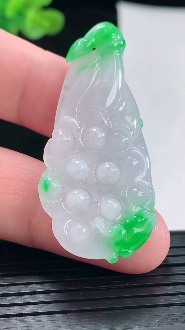 天然A货翡翠莲蓬吊坠，尺寸49-23.5-7重量:11.03g
4月28日