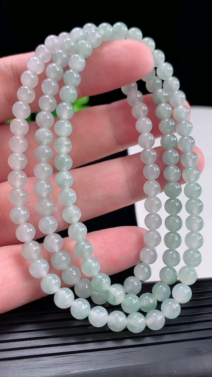 天然A货翡翠飘花圆珠项链，尺寸5.5-118颗重量:33.89g4月28日
工厂直销收藏佳品,种好水足，色泽均匀，有种有色，上手高大气！