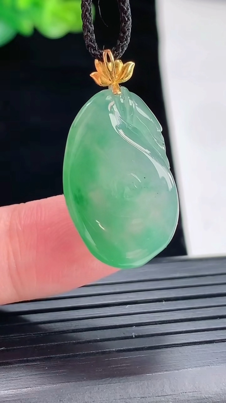 天然A货翡翠福袋吊坠，尺寸25-16-8.6重量:5.89g
4月28日