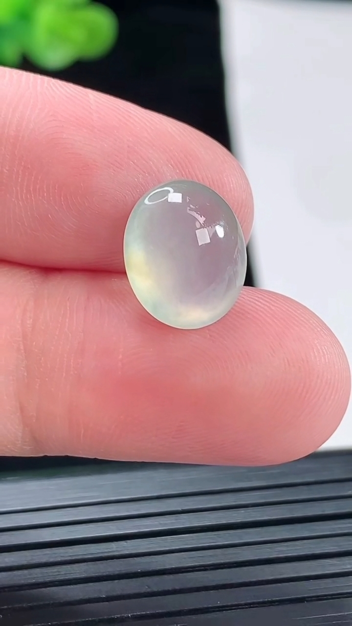 天然A货翡翠蛋面镶嵌件，尺寸13-10.6-6重量:1.21g
4月28日