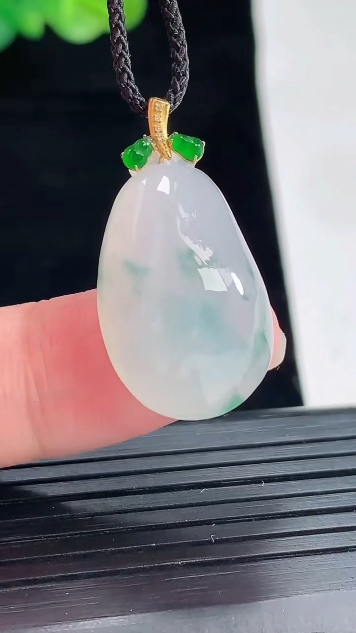 天然A货翡翠种飘花福瓜吊坠，尺寸24-15-9.2重量:5.83g
4月28日