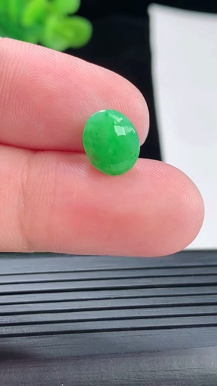 天然A货翡翠蛋面镶嵌件，尺寸10.5-8.5-4.5重量:0.59g
4月28日