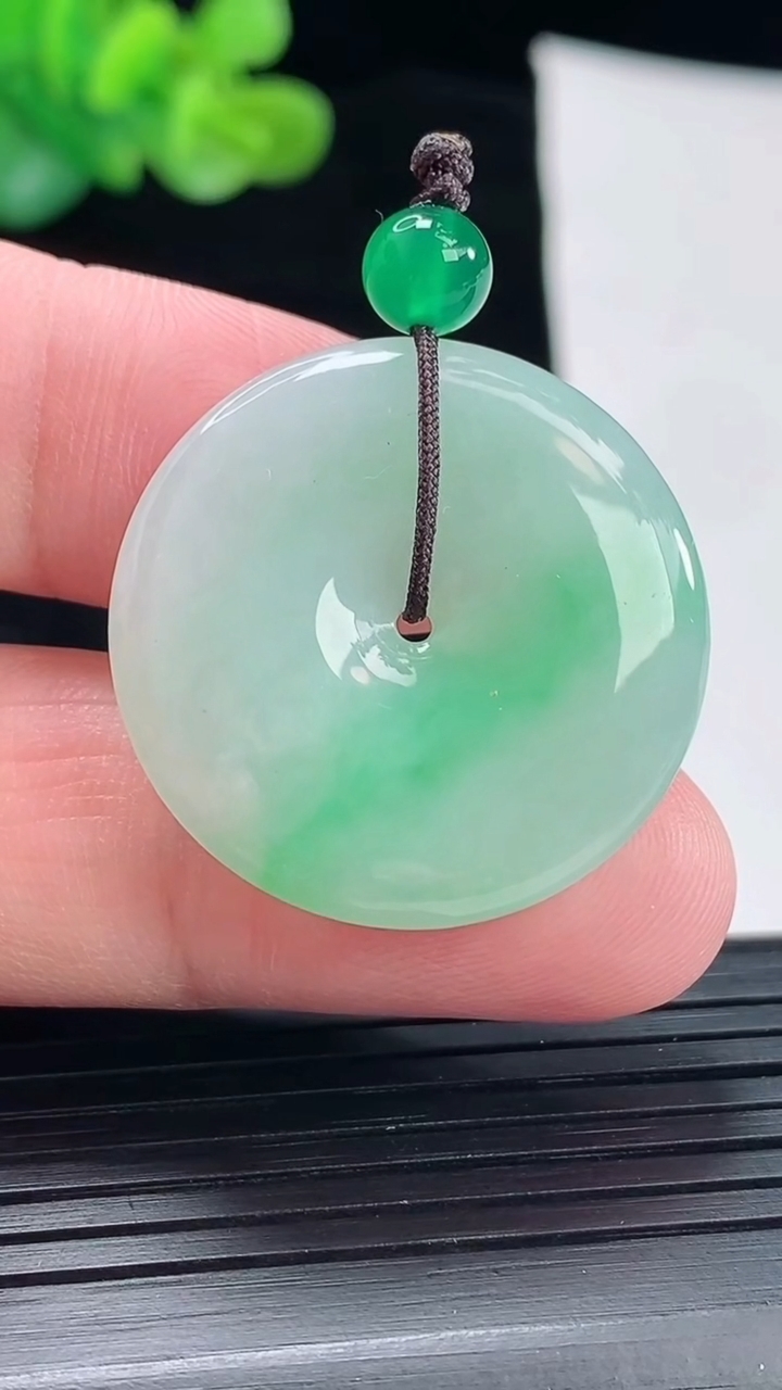 天然A货翡翠平安扣吊坠，尺寸28.6-5重量:8.99g
4月28日