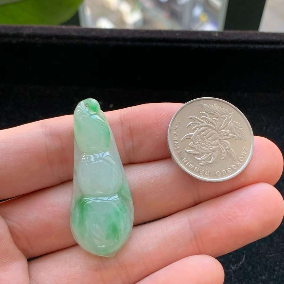 A货天然翡翠冰糯种飘绿福豆吊坠重量8.19
4月28日