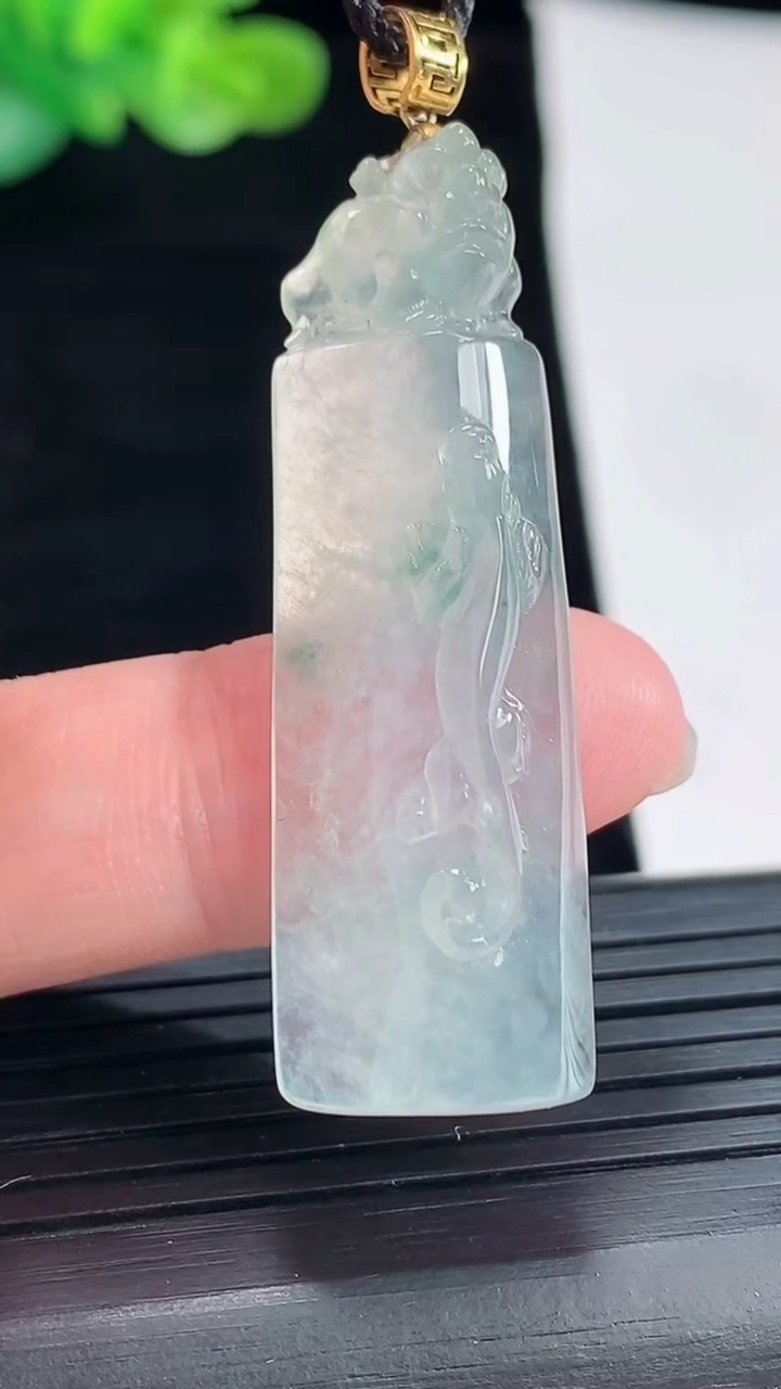 天然A货翡翠种飘花貔貅吊坠，尺寸44.6-14.5-7.2重量:7.57g
4月28日