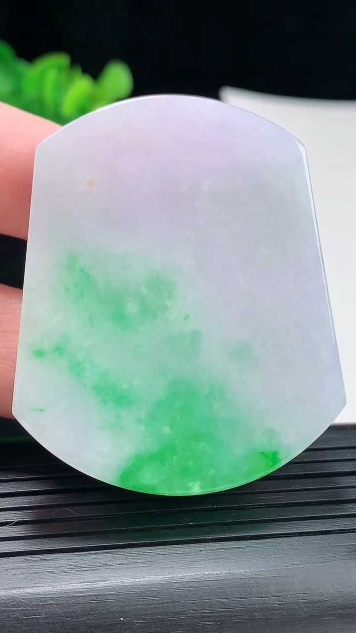 天然A货翡翠无事牌吊坠，尺寸54-44-6重量:39.92g
4月28日