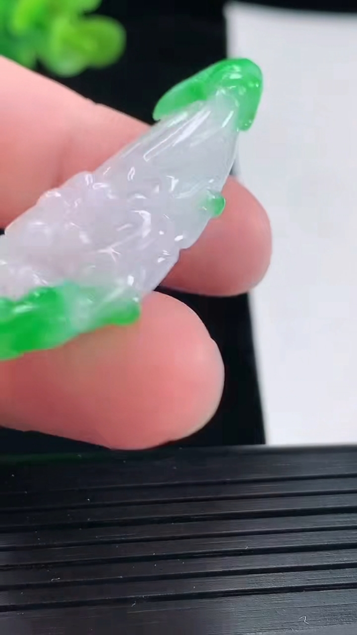 天然A货翡翠莲蓬吊坠，尺寸49-23.5-7重量:11.03g
4月28日