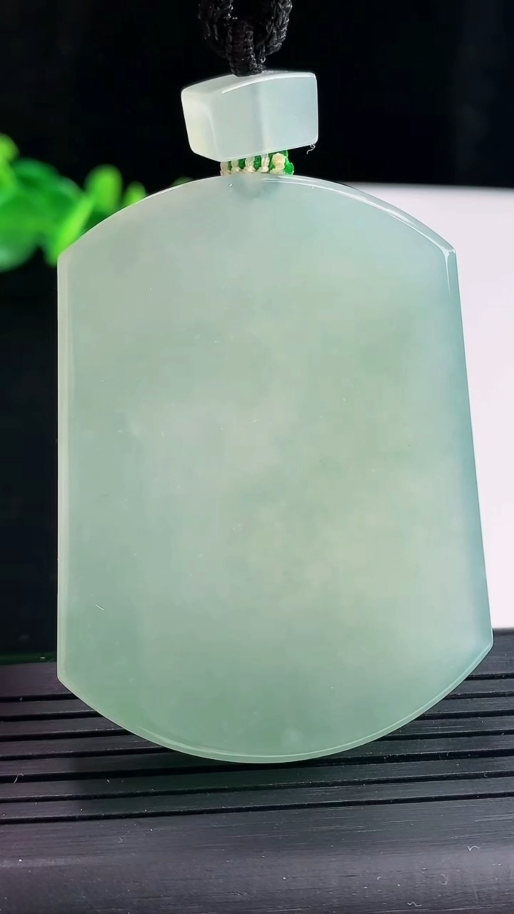 天然A货翡翠无事牌吊坠，尺寸56.6-43-6.8重量:54.44g
4月28日