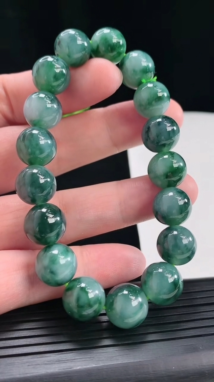 天然A货翡翠种飘花圆珠手串，尺寸12.5-17颗重量:54.24g4月28日
工厂直销收藏佳品,种好