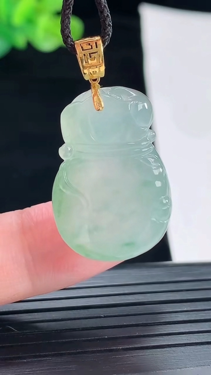 天然A货翡翠18k金飘花福袋吊坠，尺寸27-18.6-12重量:10.98g
4月28日