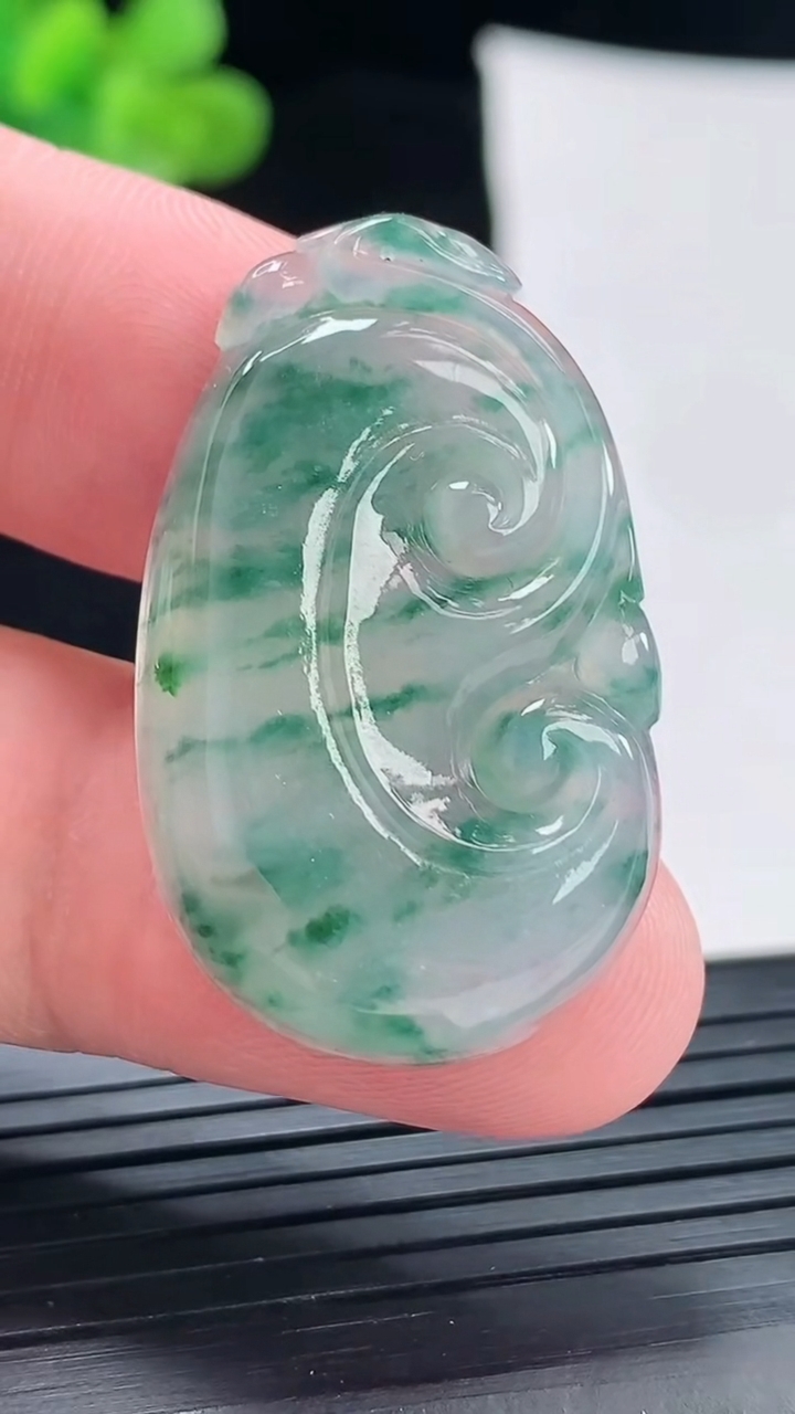 天然A货翡翠飘花如意吊坠，尺寸35-22-5.5重量:7.62g
4月28日