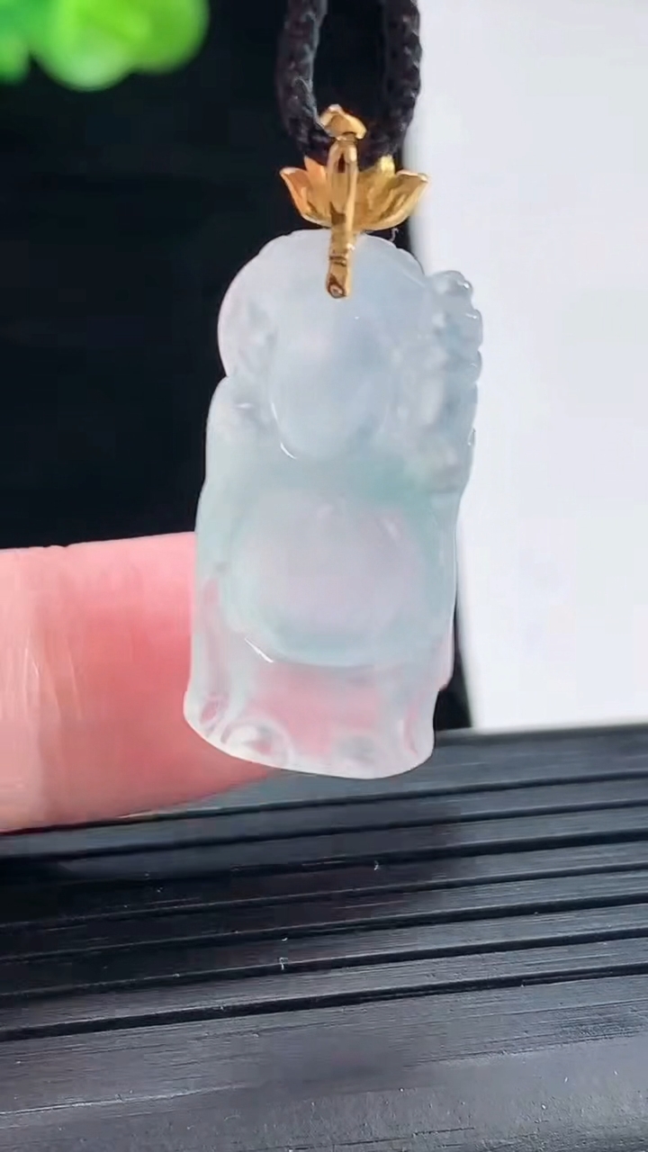 天然A货翡翠种白冰财神爷吊坠，尺寸27.5-13-7.3重量:4.44g
4月28日