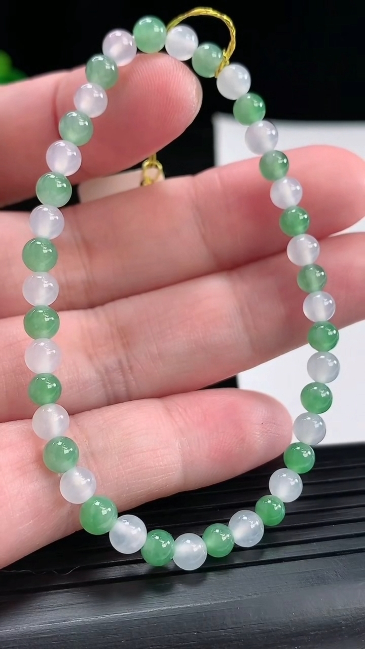 天然A货翡翠圆珠手串，尺寸5-40颗重量:7.02g4月28日
工厂直销收藏佳品,种好水足，色泽均匀，有种有色，上手高大气！