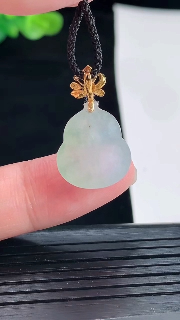 天然A货翡翠18k金飘花葫芦吊坠，尺寸16-14.6-6重量:2.67g
4月28日