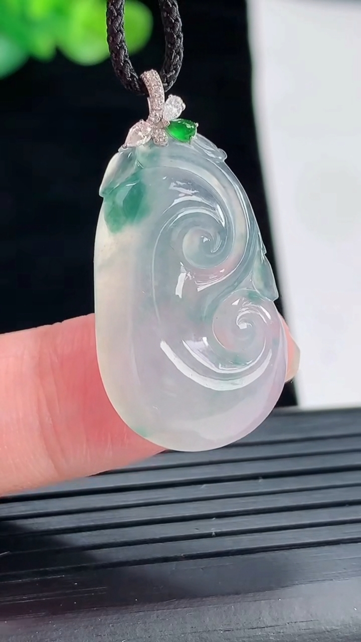 天然A货翡翠种飘花如意吊坠，尺寸26-17.2-5重量:4.48g
4月28日